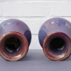 Une paire de vases en porcelaine de Chine flambé, une jardinière céladon et un brûle-parfum sang de boeuf, 19/20ème — photo 22