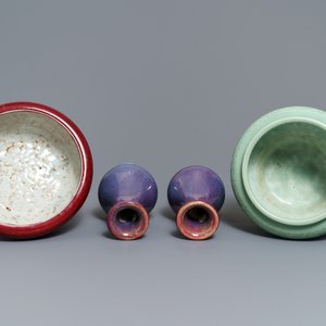 Une paire de vases en porcelaine de Chine flambé, une jardinière céladon et un brûle-parfum sang de boeuf, 19/20ème — photo 6