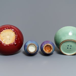 Une paire de vases en porcelaine de Chine flambé, une jardinière céladon et un brûle-parfum sang de boeuf, 19/20ème — photo 7