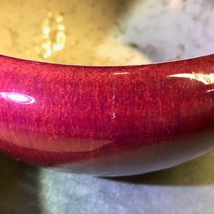 Une paire de vases en porcelaine de Chine flambé, une jardinière céladon et un brûle-parfum sang de boeuf, 19/20ème — photo 9