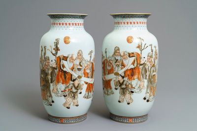 Une paire de vases en porcelaine de Chine grisaille, rouge de fer et doré, marque de Qianlong, 20ème