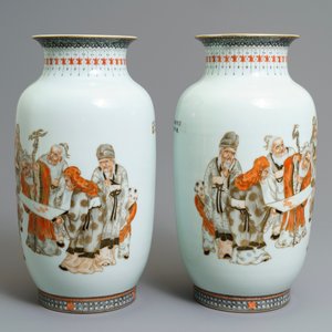 Une paire de vases en porcelaine de Chine grisaille, rouge de fer et doré, marque de Qianlong, 20ème — photo 2