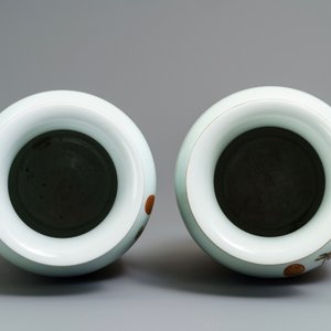 Une paire de vases en porcelaine de Chine grisaille, rouge de fer et doré, marque de Qianlong, 20ème — photo 6