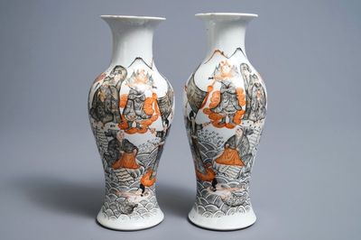 Une paire de vases en porcelaine de Chine grisaille, rouge de fer et doré, marque de Hongxian, 20ème