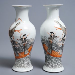 Une paire de vases en porcelaine de Chine grisaille, rouge de fer et doré, marque de Hongxian, 20ème — photo 2