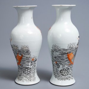 Une paire de vases en porcelaine de Chine grisaille, rouge de fer et doré, marque de Hongxian, 20ème — photo 3