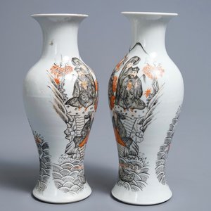 Une paire de vases en porcelaine de Chine grisaille, rouge de fer et doré, marque de Hongxian, 20ème — photo 4