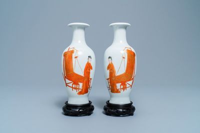 Une paire de vases en porcelaine de Chine, marques de Qianlong, République