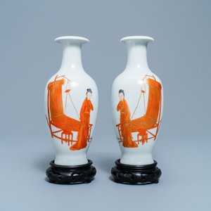 Une paire de vases en porcelaine de Chine, marques de Qianlong, République — photo 1