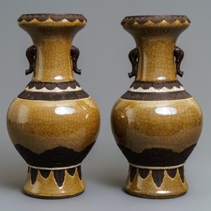 Une paire de vases en porcelaine de Chine monochrome dite "de Nankin", 19ème — photo 1