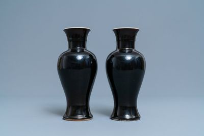 Une paire de vases en porcelaine de Chine noire monochrome, 19ème