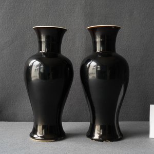 Une paire de vases en porcelaine de Chine noire monochrome, 19ème — photo 7