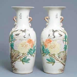 Une paire de vases en porcelaine de Chine qianjiang cai à décor de chiens Pékinois, 19ème — photo 1