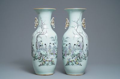 Une paire de vases en porcelaine de Chine qianjiang cai à décor de dames dans un jardin, 19/20ème