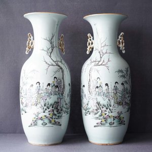 Une paire de vases en porcelaine de Chine qianjiang cai à décor de dames dans un jardin, 19/20ème — photo 9