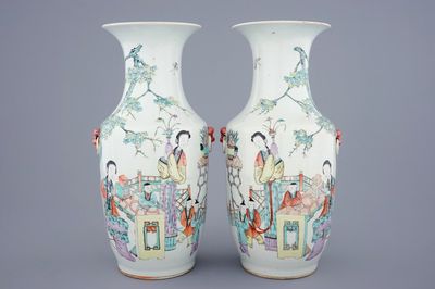 Une paire de vases en porcelaine de Chine qianjiang cai à décor de femmes et enfants, 19/20ème