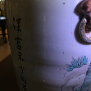 Une paire de vases en porcelaine de Chine qianjiang cai à décor de femmes et enfants, 19/20ème — photo 8