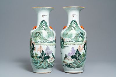 Une paire de vases en porcelaine de Chine qianjiang cai à décor de paysages, 19/20ème