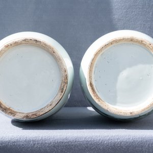 Une paire de vases en porcelaine de Chine qianjiang cai à décor de paysages, 19/20ème — photo 9