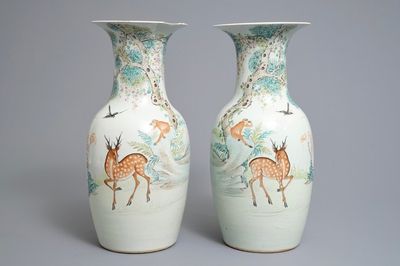 Une paire de vases en porcelaine de Chine qianjiang cai à décor de singes et cerfs, 19/20ème