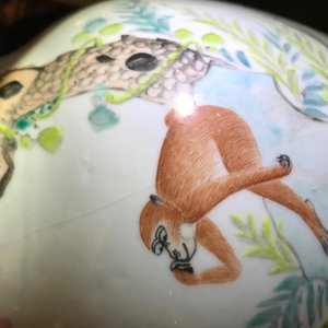 Une paire de vases en porcelaine de Chine qianjiang cai à décor de singes et cerfs, 19/20ème — photo 11