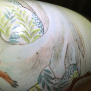 Une paire de vases en porcelaine de Chine qianjiang cai à décor de singes et cerfs, 19/20ème — photo 12