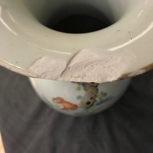 Une paire de vases en porcelaine de Chine qianjiang cai à décor de singes et cerfs, 19/20ème — photo 7