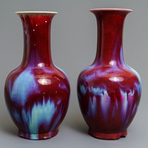 Une paire de vases en porcelaine de Chine sang de boeuf et flambé, 19/20ème — photo 2