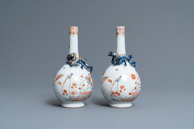 Une paire de vases en porcelaine de Chine surdécorée aux Pays-Bas de style Kakiemon, Kangxi