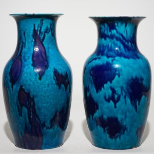 Une paire de vases en porcelaine de Chine turquoise et aubergine flambé, 18/19ème — photo 2
