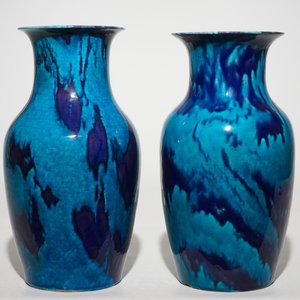 Une paire de vases en porcelaine de Chine turquoise et aubergine flambé, 18/19ème — photo 3