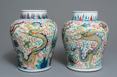 Une paire de vases en porcelaine de Chine wucai à décor de dragons et phénix, époque Transition
