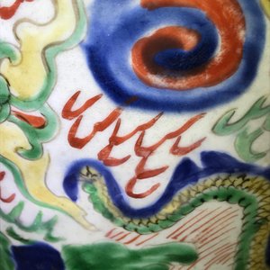 Une paire de vases en porcelaine de Chine wucai à décor de dragons et phénix, époque Transition — photo 16