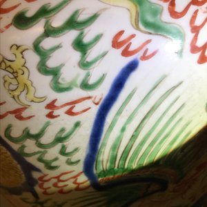 Une paire de vases en porcelaine de Chine wucai à décor de dragons et phénix, époque Transition — photo 19