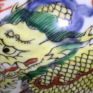 Une paire de vases en porcelaine de Chine wucai à décor de dragons et phénix, époque Transition — photo 23