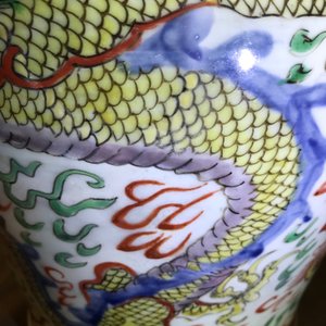 Une paire de vases en porcelaine de Chine wucai à décor de dragons et phénix, époque Transition — photo 24