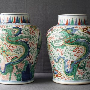 Une paire de vases en porcelaine de Chine wucai à décor de dragons et phénix, époque Transition — photo 26