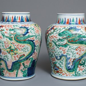 Une paire de vases en porcelaine de Chine wucai à décor de dragons et phénix, époque Transition — photo 3