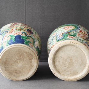 Une paire de vases en porcelaine de Chine wucai à décor de dragons et phénix, époque Transition — photo 31