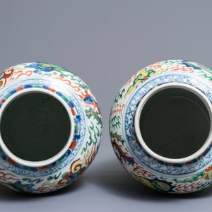 Une paire de vases en porcelaine de Chine wucai à décor de dragons et phénix, époque Transition — photo 5