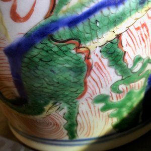 Une paire de vases en porcelaine de Chine wucai à décor de dragons et phénix, époque Transition — photo 8