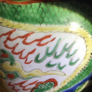 Une paire de vases en porcelaine de Chine wucai à décor de dragons et phénix, époque Transition — photo 9
