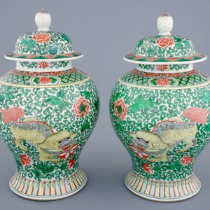 Une paire de vases en porcelaine de Chine wucai aux chiens de fo, 19ème — photo 5