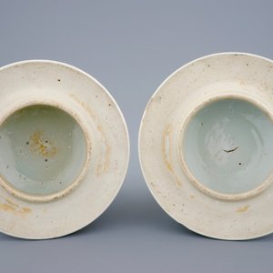 Une paire de vases en porcelaine de Chine wucai aux chiens de fo, 19ème — photo 9