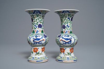 Une paire de vases en porcelaine de Chine wucai, marque de Xuande, République