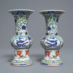 Une paire de vases en porcelaine de Chine wucai, marque de Xuande, République — photo 1