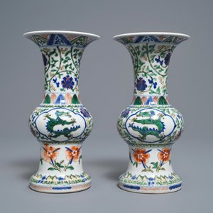 Une paire de vases en porcelaine de Chine wucai, marque de Xuande, République — photo 3