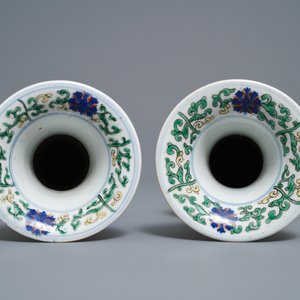Une paire de vases en porcelaine de Chine wucai, marque de Xuande, République — photo 5