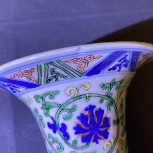 Une paire de vases en porcelaine de Chine wucai, marque de Xuande, République — photo 7