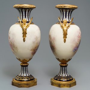 Une paire de vases en porcelaine de Sèvres aux montures en bronze, France, 19ème — photo 2